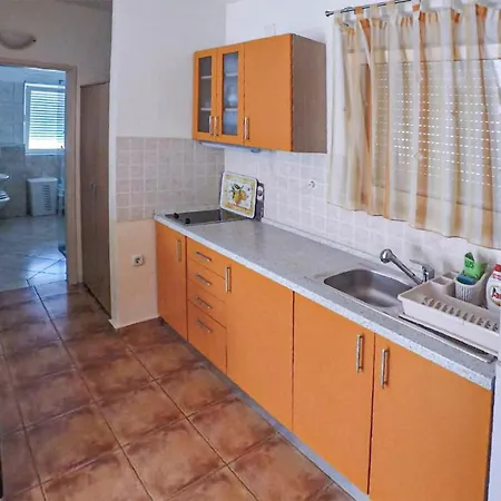 2 Bedroom Awesome In Biograd דירה